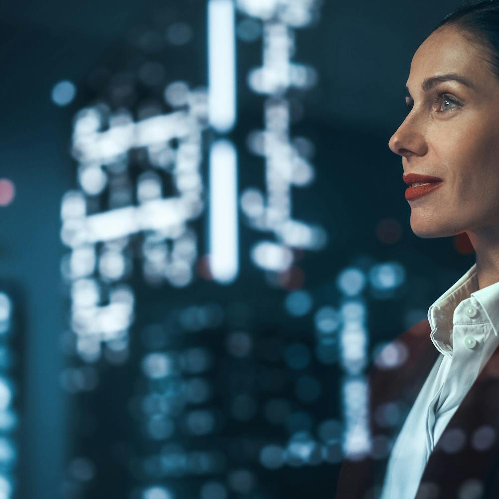 Business woman image promoting Free Metrigy report: The Real-World Benefits of UC