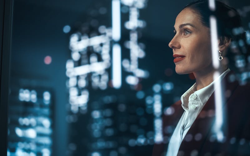 Business woman image promoting Free Metrigy report: The Real-World Benefits of UC