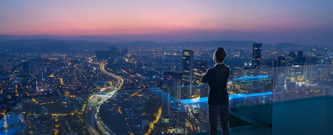 Businessman-city-view-2000×1220 Cisco Prime Collaboration replacement - Businessman overlooking city landscape