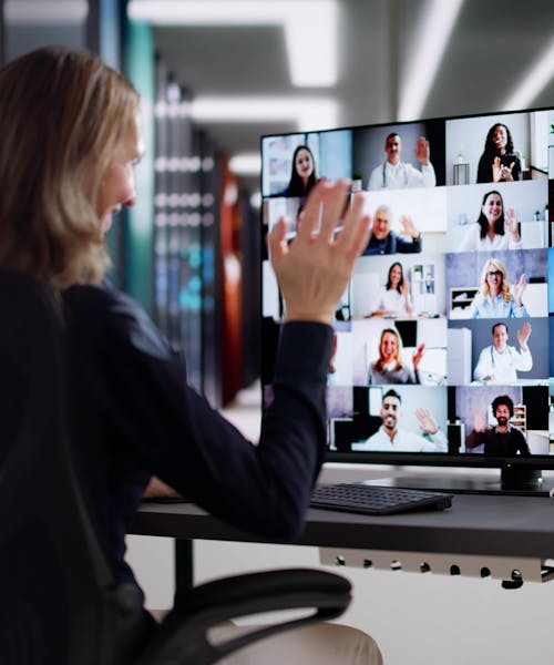 Business woman at desk on conference call - VOSS for Microsoft UC
